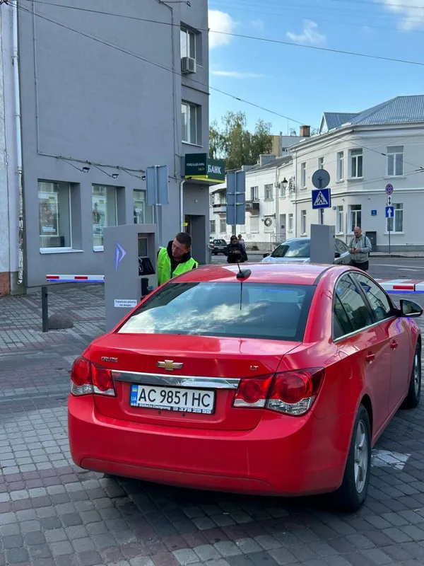 У центрі Луцька запрацювала платна парковка: який тариф (фото)