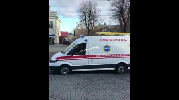 Три екіпажі поліції, «швидка» і маршрутка: переполох у Луцьку (відео)