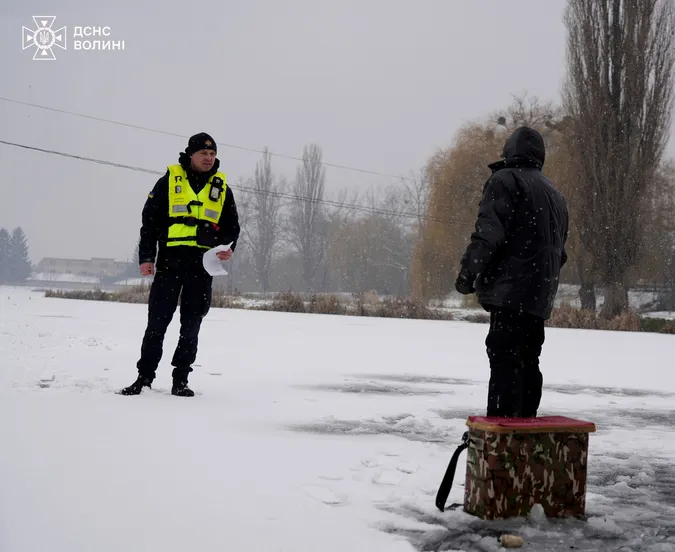У Луцьку до рибалок на Теремнівських ставках завітали водолази (фото)