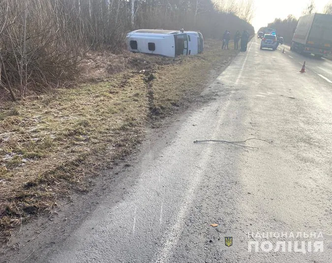 На Волині рейсовий автобус з пасажирами злетів у кювет і перекинувся (фото)