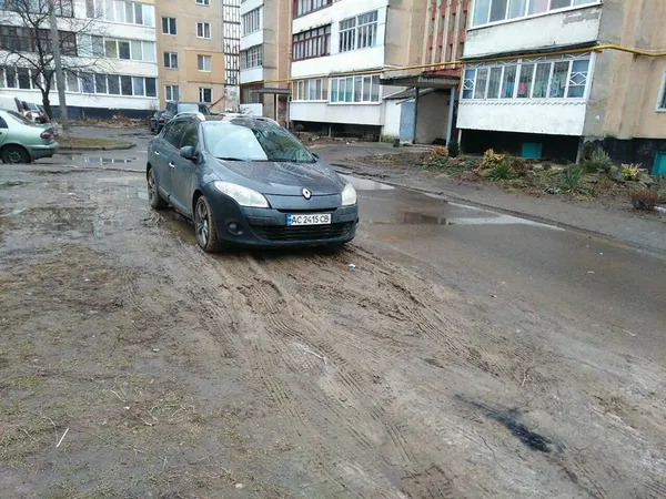 У Луцьку засіяний мешканцями газон роз’їздили автівки (фото)