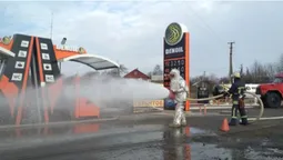 Евакуювали людей та автомобілі: на АЗС у Локачах працювали рятувальники (фото)