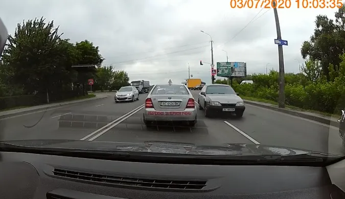 На Набережній у Луцьку авто поїхало «проти шерсті» (відео)