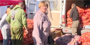 «Цибуля взимку буде 30-40 гривень»: що лучани скуповують на зиму на ринку (відео)