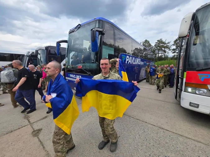 В Україну повернули ще 307 військовополонених (фото)