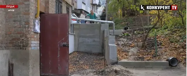 Колючий дріт та обурені мешканці: що кажуть луцькі муніципали та комунальники про скандал на Винниченка (відео)