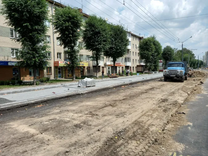 Знімають бруківку із тротуарів: що коїться на проспекті Волі у Луцьку (фото)