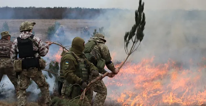 Волинські тероборонівці приборкали серйозну пожежу сосновими гілками (фото)