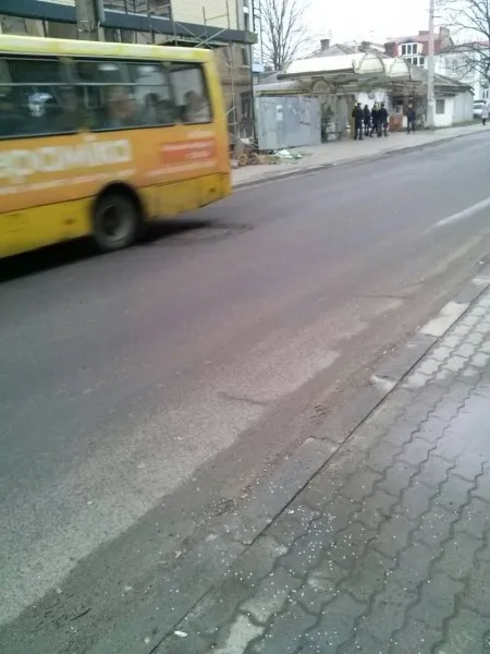 У Луцьку лататимуть яму, яка руйнує будинок (фото)