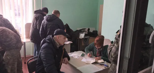 Десятки чоловіків стоять у черзі до Волинського терцентру, аби приєднатися до лав ЗСУ (відео)