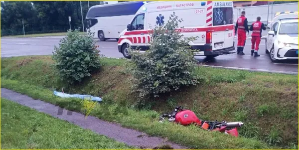 На заправці WOG у Луцьку – жахлива аварія: мотоцикліст протаранив авто (фото)