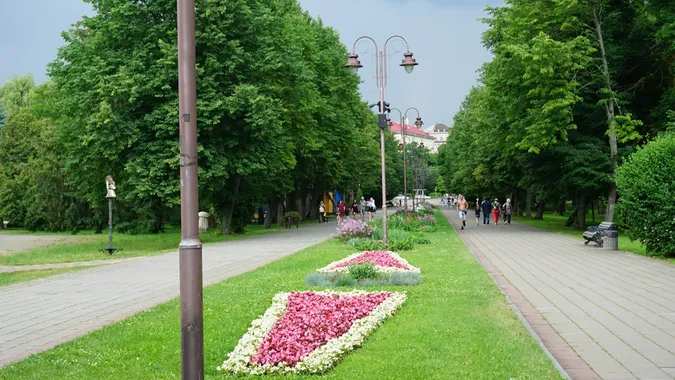 Заквітчаний луцький парк перед грозою (фото)