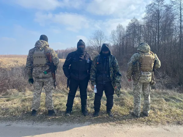 Йшли до кордону: на Волині затримали двох чоловіків з Рівненщини