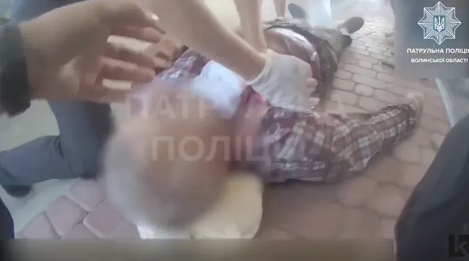 Самотужки доїхав з лісу до міста: у Луцьку на заправці стікав кров'ю грибник (відео)