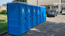 Чому біотуалети у центрі Луцька смердять і хто за це відповідає (фото)