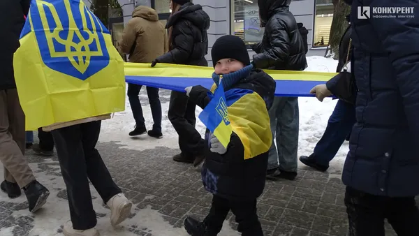 День Соборності у Луцьку: люди утворили ланцюг єдності (фото)
