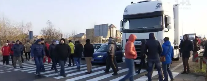 Водій «євробляхи» наїхав на головного патрульного Рівненщини