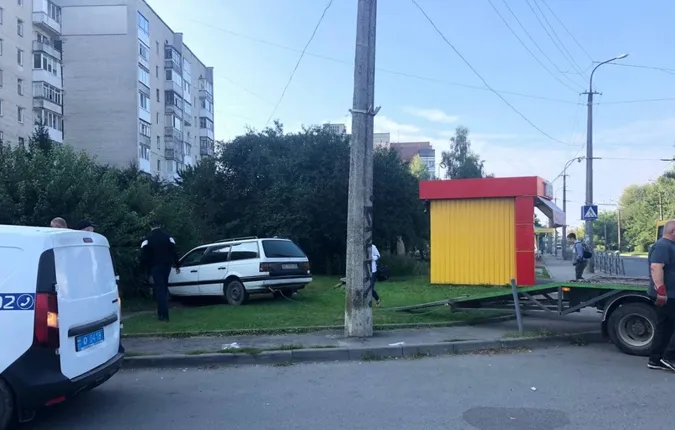 У Луцьку п'яний водій влетів у паркан та зупинився в кущах (фото)