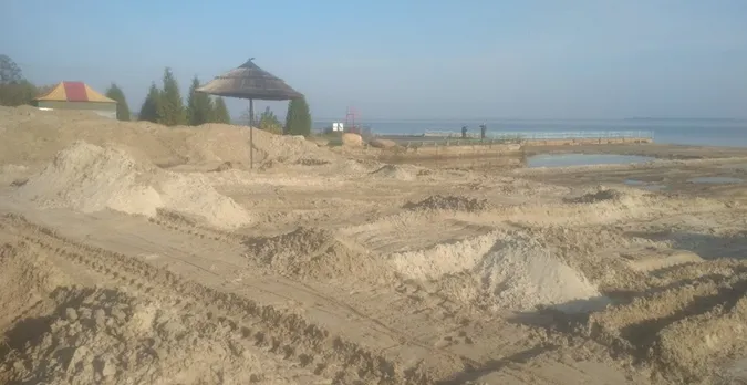 Пісок зі Світязю повернули на місце