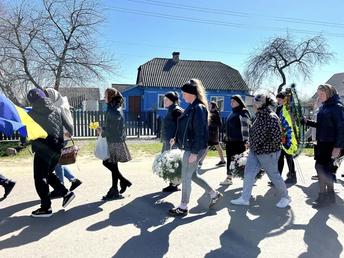 На Волині попрощалися із загиблим воїном Богданом Устіновим (фото)