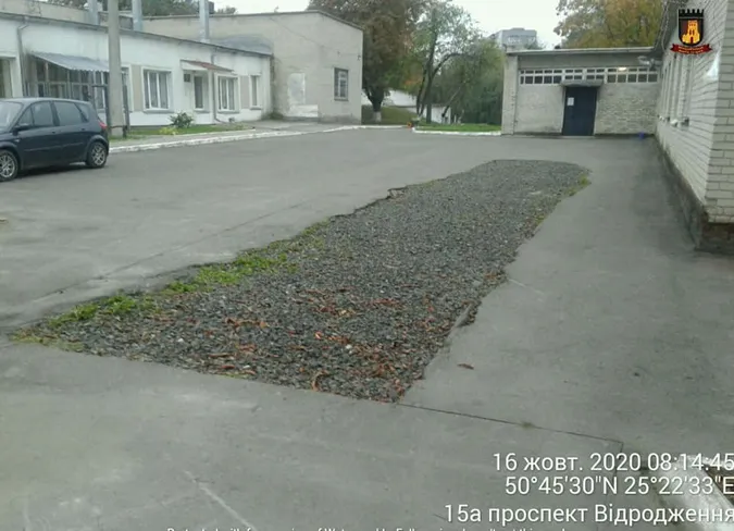 Муніципали виписали «Луцьктеплу» протоколи за пошкоджений асфальт (фото)