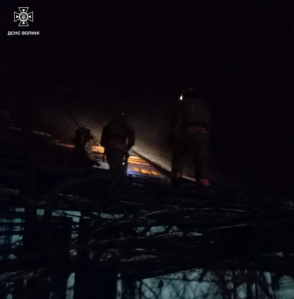 Зайнялась господарська споруда: в пожежі на Камінь-Каширщині постраждали троє людей (фото)