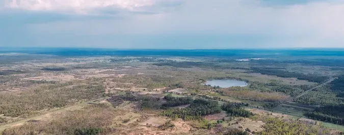 Біля берегів вода світліша, а ближче до центру стає майже чорною, створюючи ефект зіниці