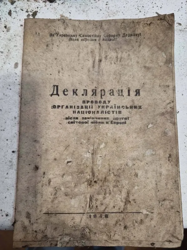 Перечепився за дріт у лісі: на Прикарпатті знайшли бідон із секретним архівом ОУН (фото)
