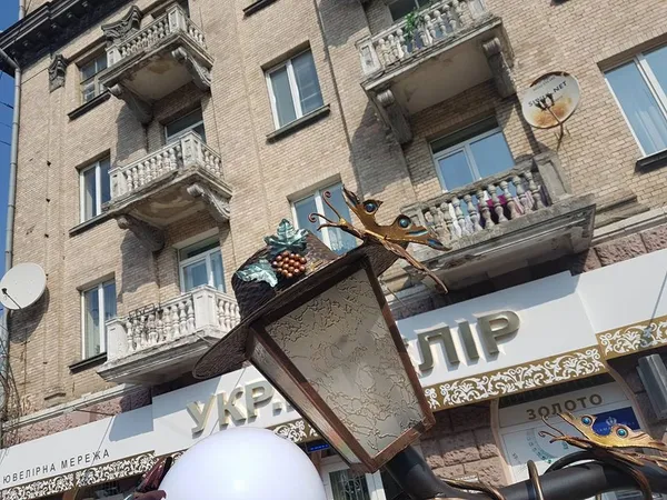 У Луцьку лавку «закоханих ліхтарів» повернули на місце (фото)
