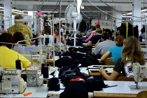 Як у Луцьку шиють оригінальний одяг River Island (фото)