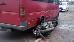 На Волині водій мотоцикла потрапив під колеса мікроавтобуса (фото)