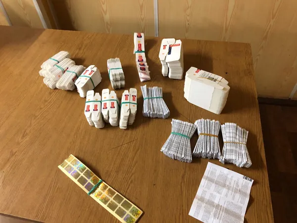 На Волині в рейсовому автобусі знайшли 110 флаконів з невідомою рідиною (фото)