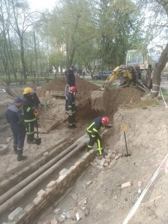Луцькі надзвичайники врятували зі земляної пастки сімейку цуценят (відео)