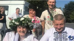У Луцькому геріатричному пансіонаті взяли шлюб дві закохані пари (відео)