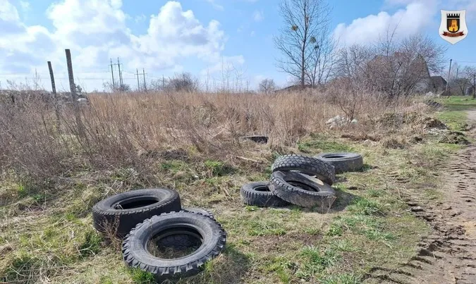 Вивезли шини і сміття: біля Луцька прибрали колишній блокпост (фото)