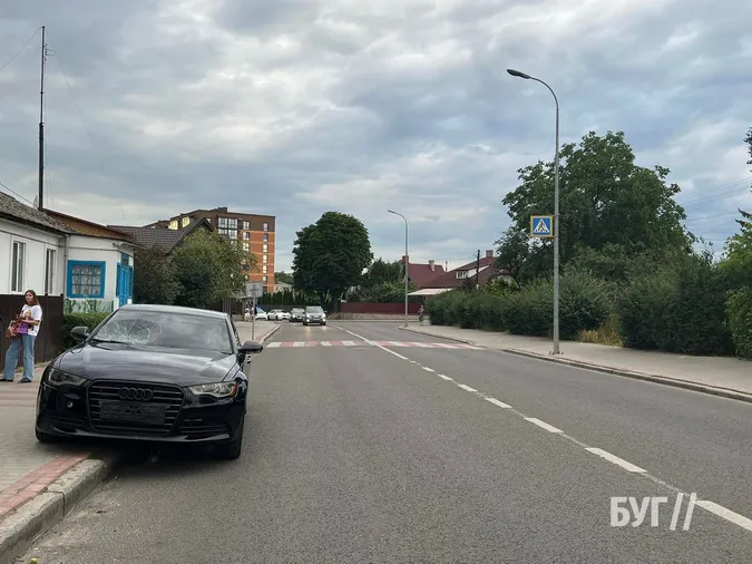 У Володимирі водійка наїхала на двох дівчат на тротуарі (фото)