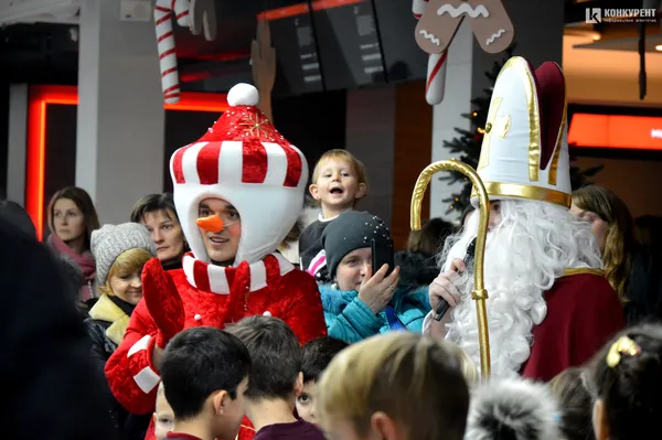 Біля «Променя» офіційно запалили 14-метрову ялинку із куль (фото)