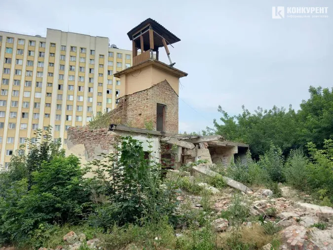 Сміття та розруха: що коїться на старій рятувальній станції у Луцьку (фото)