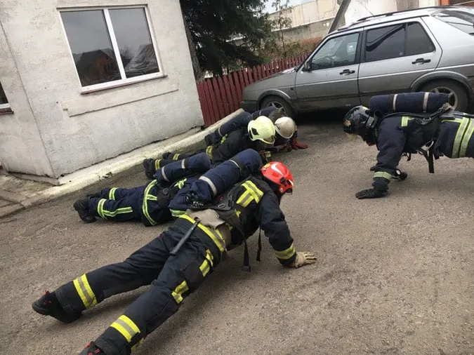 У повному бойовому: як тренуються волинські рятувальники (відео)