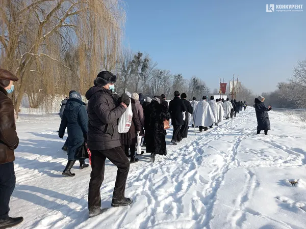 На Стиру в Луцьку освятили воду, люди пірнають в ополонку (фото, відео)