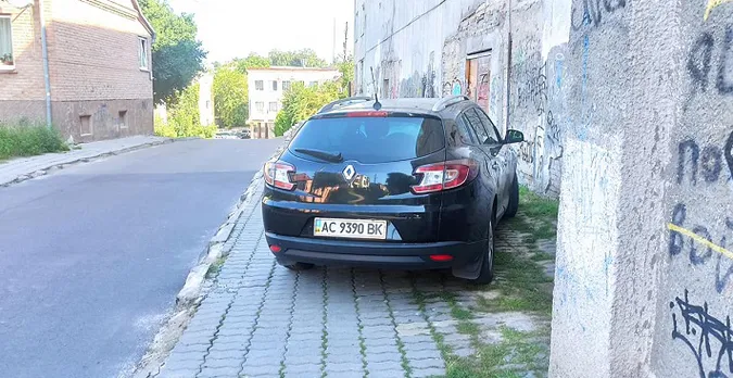 «ПаркоХамСервіс»: у Луцьку «головний паркувальник» міста порушив ПДР (фото)