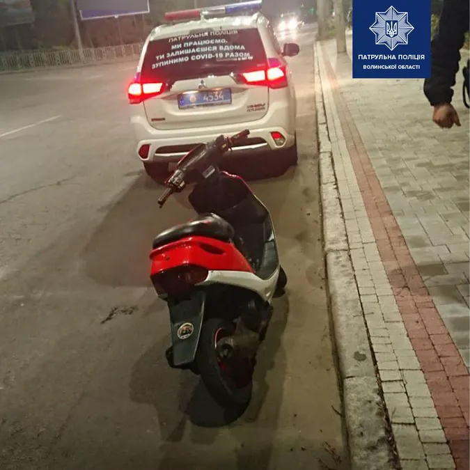 Дав покататися п'яному хлопчині: в Луцьку покарали і водія, і власника мопеда