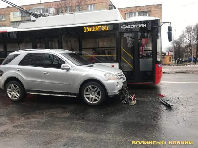 У Луцьку на Рівненській Mercedes протаранив Volkswagen (фото)