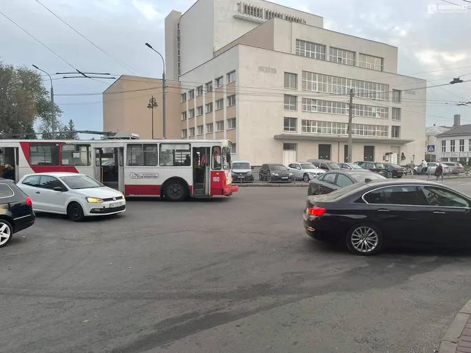 У центрі Луцька тролейбус протаранив авто (фото)