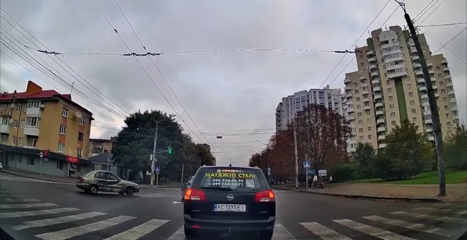 У центрі Луцька – аварія: на перехресті не розминулись легковики (відео)