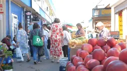 На ринках у Луцьку – шалені черги за продуктами: що там скуповують (відео)