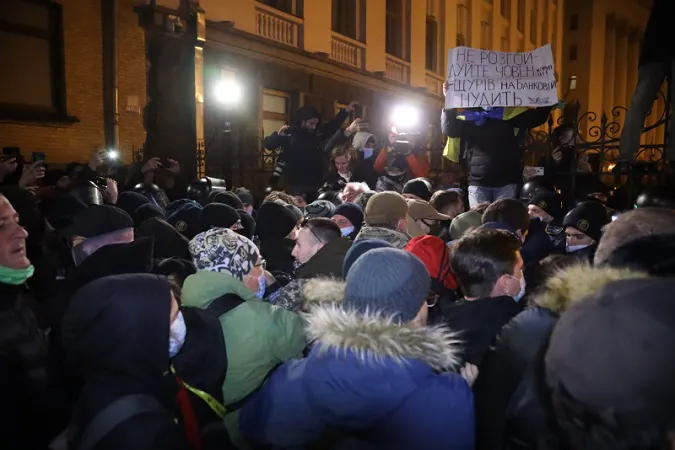 У Києві під Офісом президента відбулися сутички: що відомо (фото)