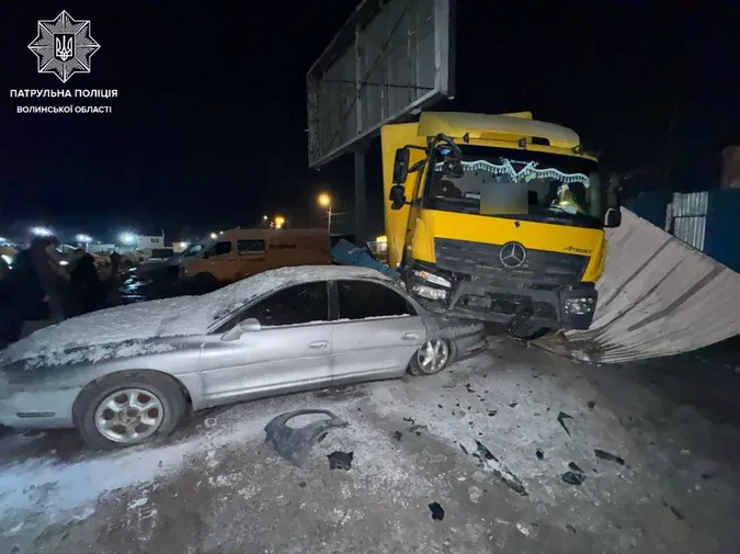 Зніс паркан та наїхав на легковик: деталі нічної ДТП у Луцьку (фото)