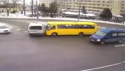 Показали момент зіткнення маршрутки й «опеля» у Луцьку (відео)