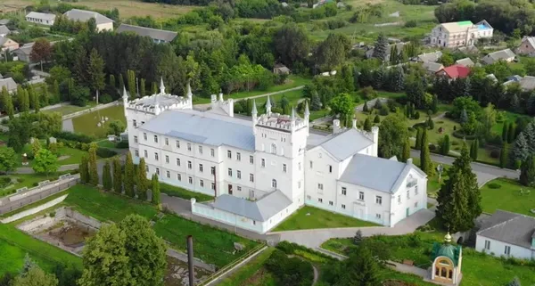 Пророцтво Мазепи, зниклий скарб і привид панни: які таємниці ховає англо-готичний палац історичної Волині